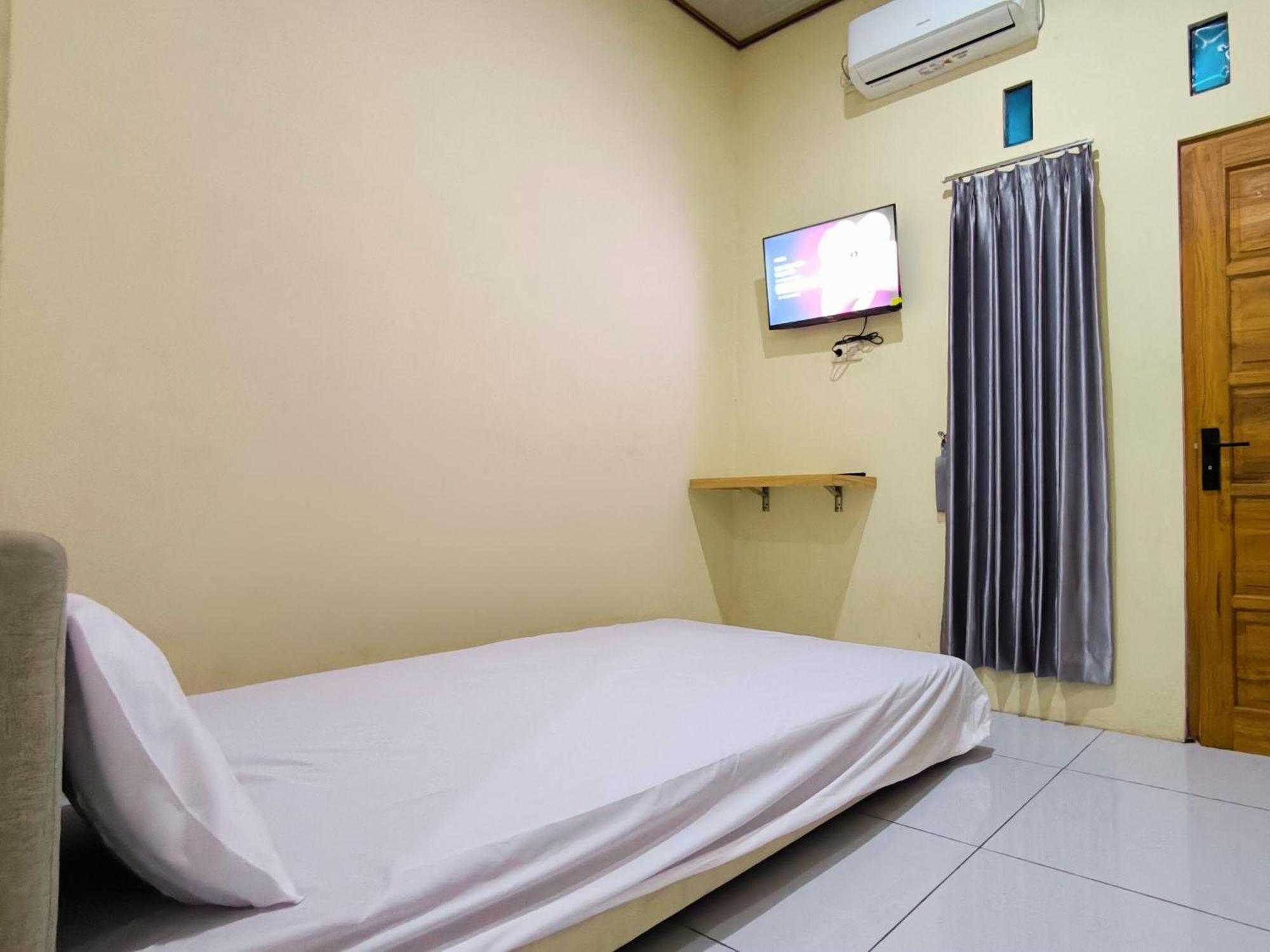 Nn Guesthouse スラカルタ エクステリア 写真