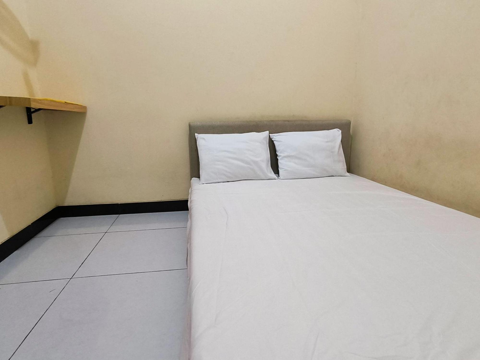 Nn Guesthouse スラカルタ エクステリア 写真
