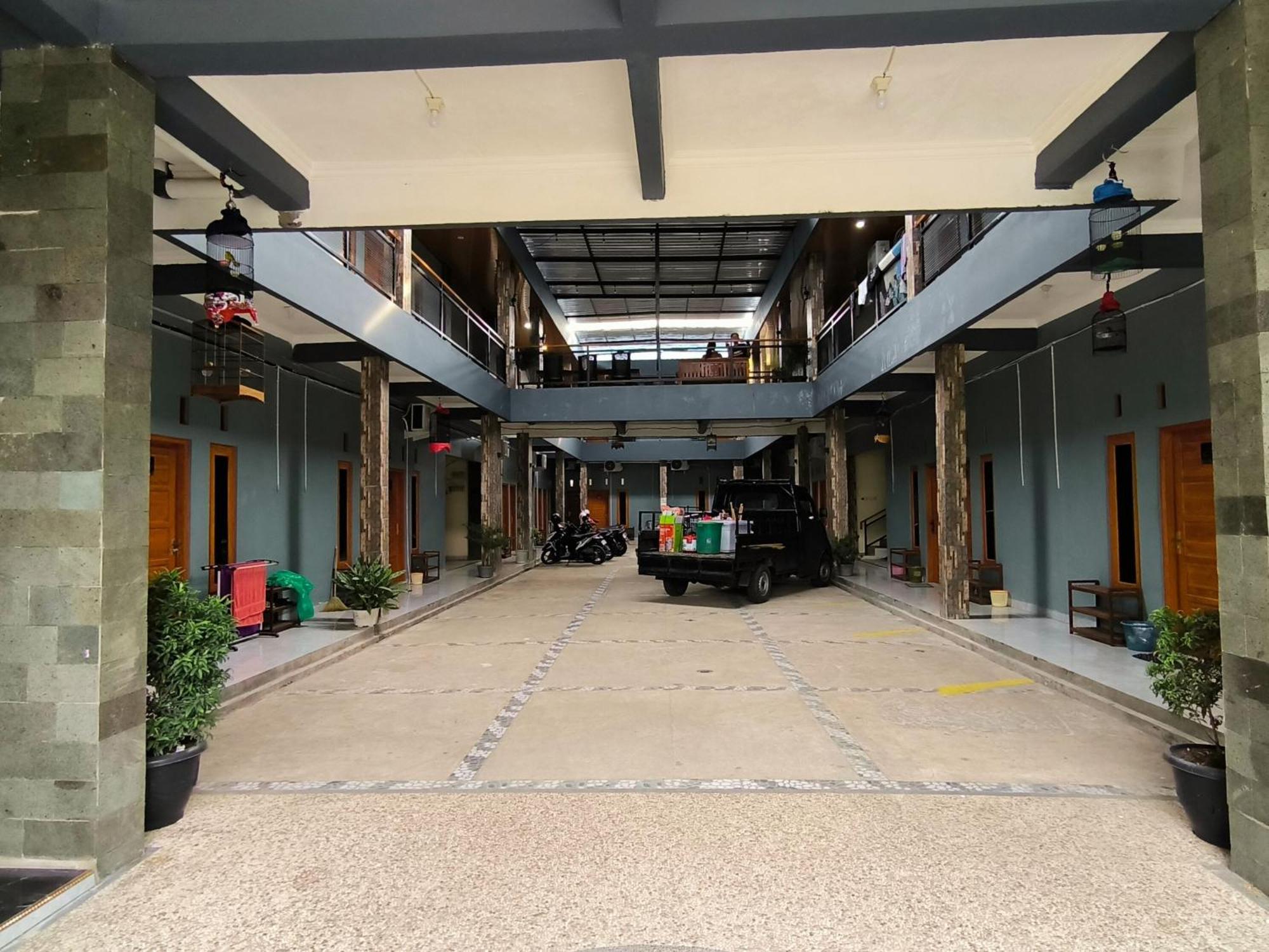 Nn Guesthouse スラカルタ エクステリア 写真