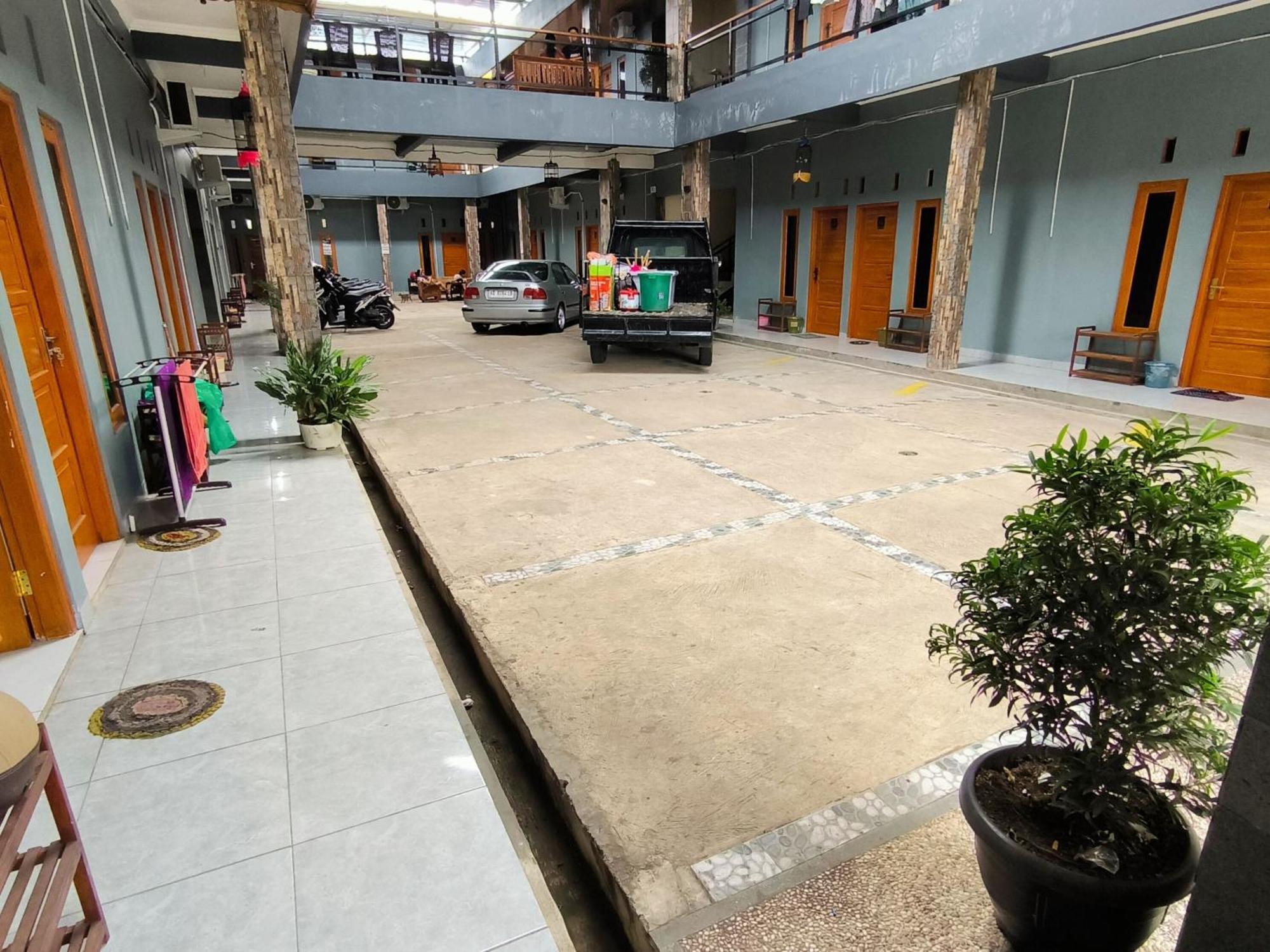 Nn Guesthouse スラカルタ エクステリア 写真